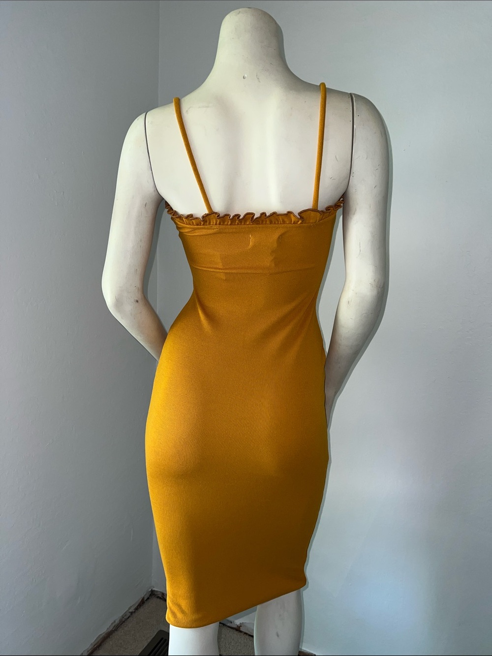 NWT Lovers + Friends Kudrow MIDI BodyCon Dress Honey Yellow. Size XS. - Picture 5 of 7